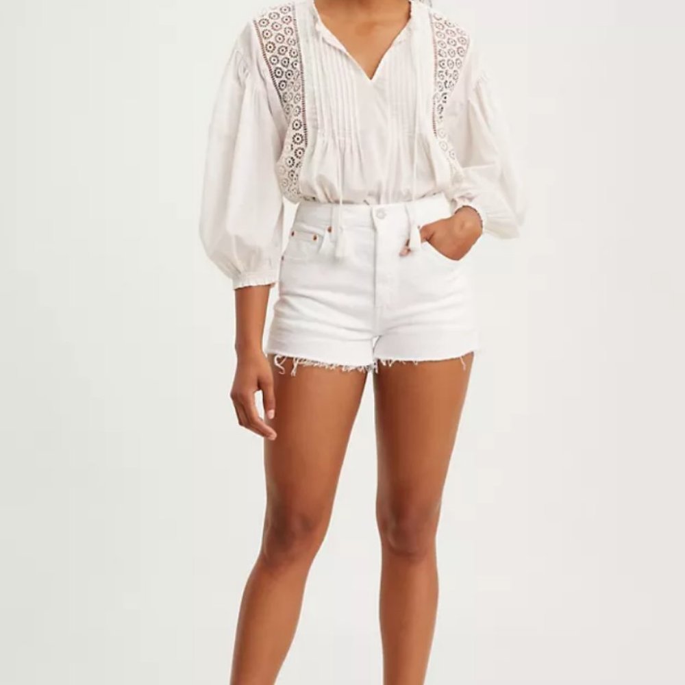 white Levi’s stretch shorts NWOT